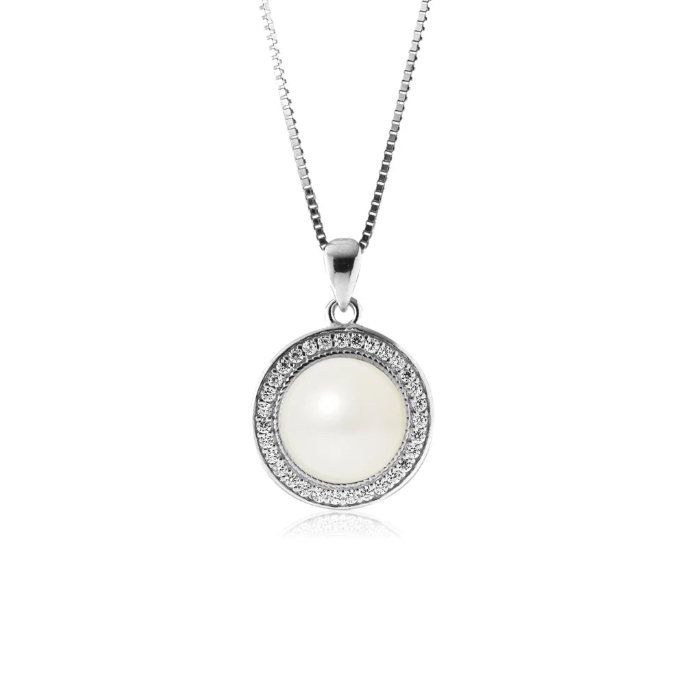 un pendentif en perles blanches et diamants