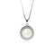 un pendentif en perles blanches et diamants