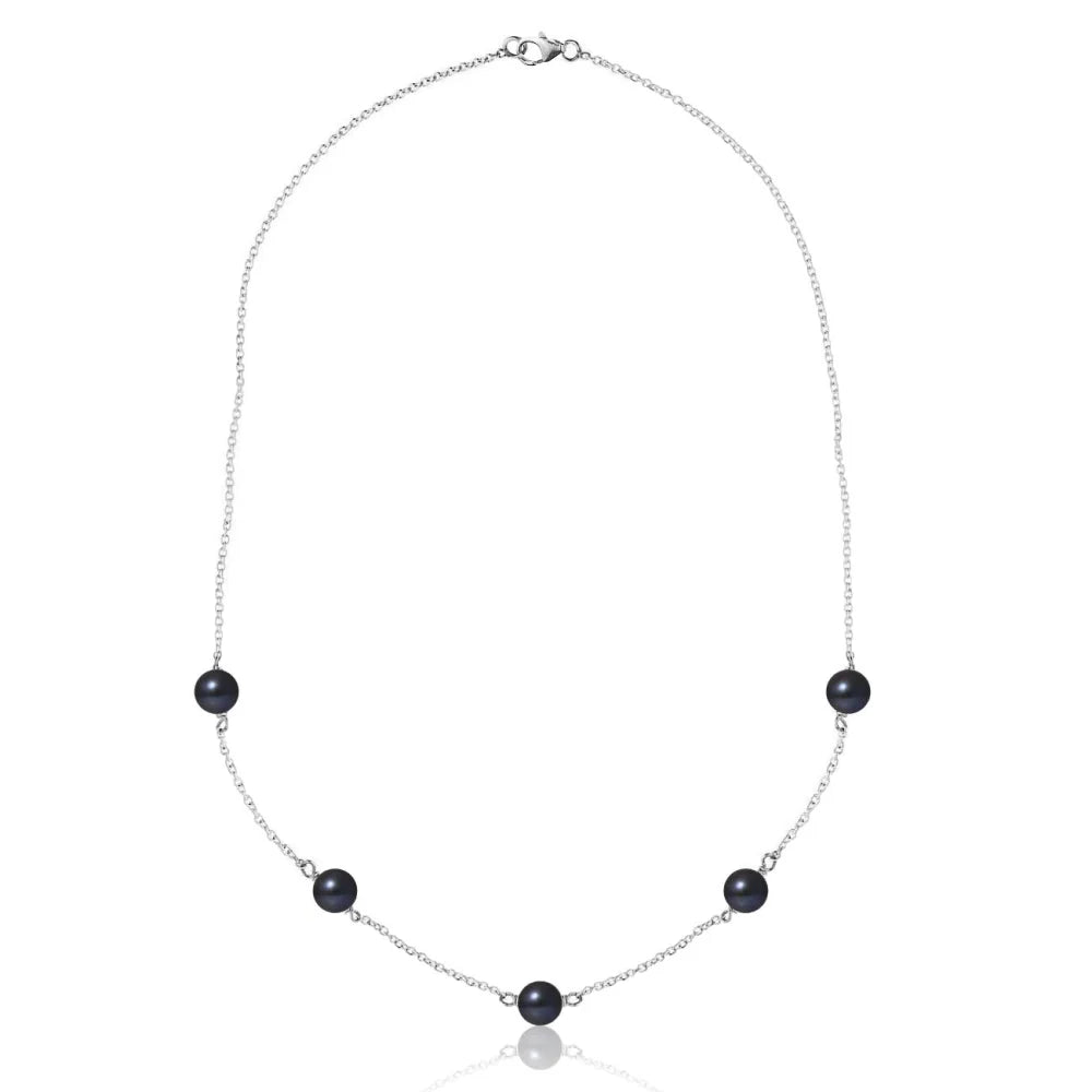 un collier de perles noires et de diamants