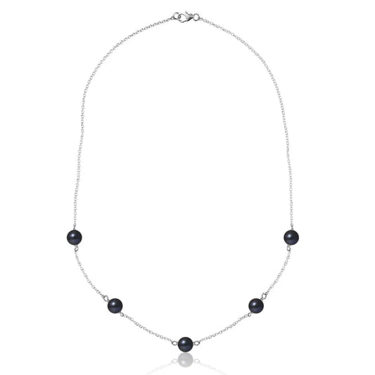 un collier de perles noires et de diamants