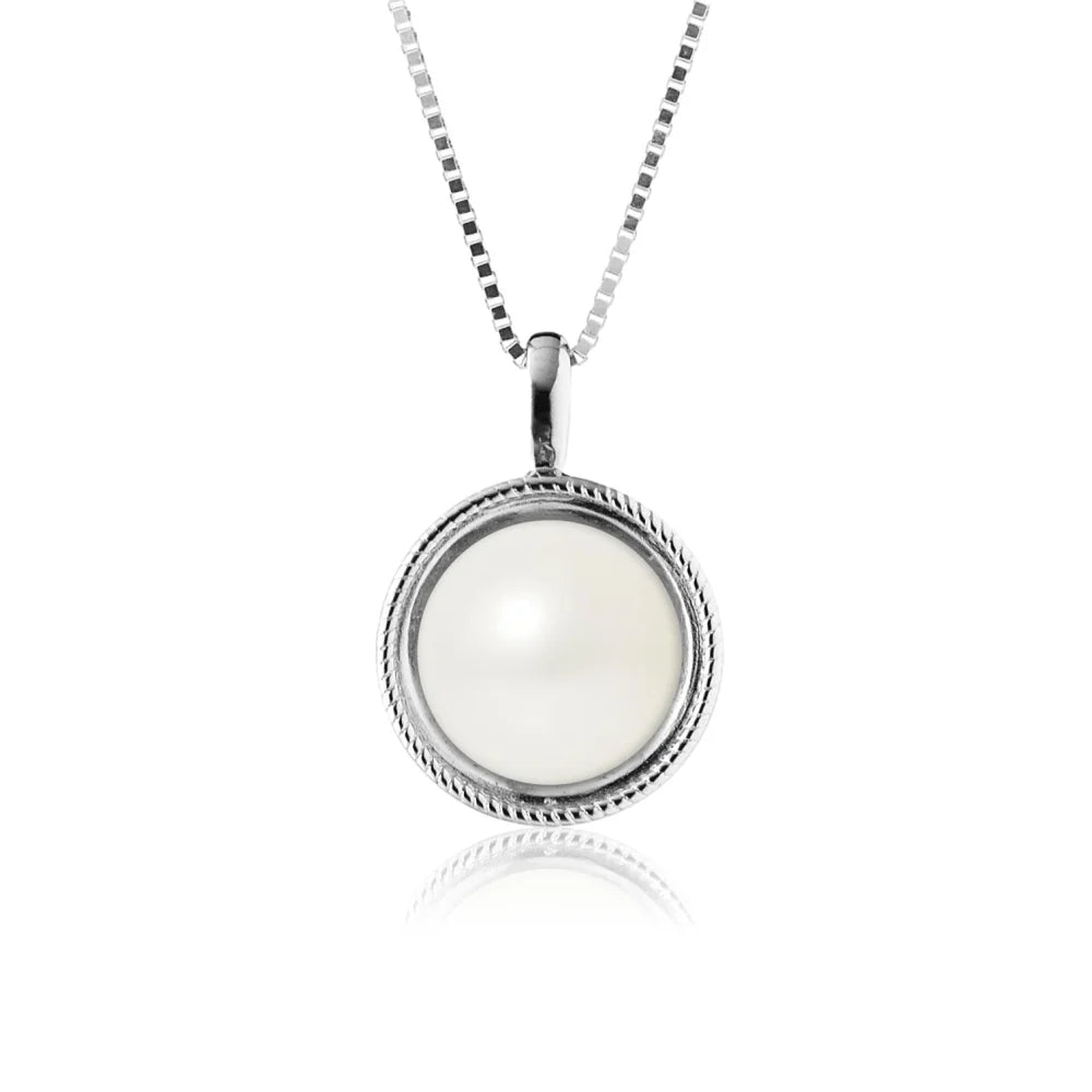 un pendentif en jade blanc avec une chaîne en argent