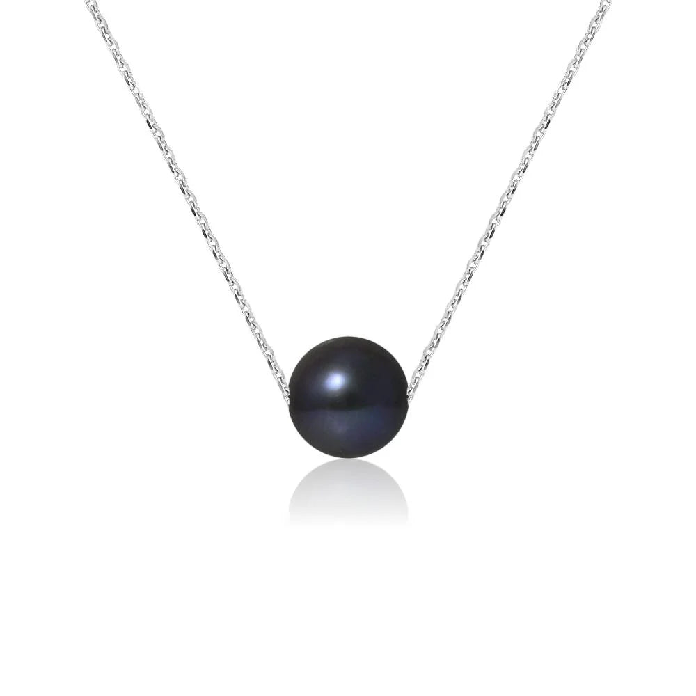 un collier de perles noires avec un fermoir en diamant