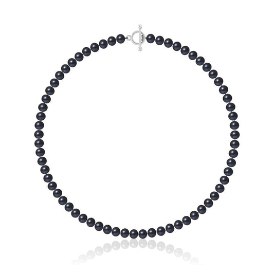 un collier de perles noires