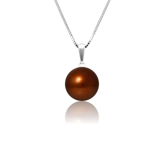 un pendentif en perle brune sur une chaîne en argent