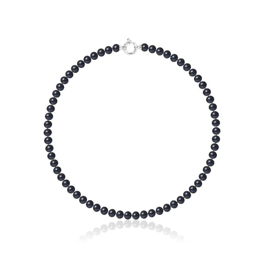 un collier de perles noires