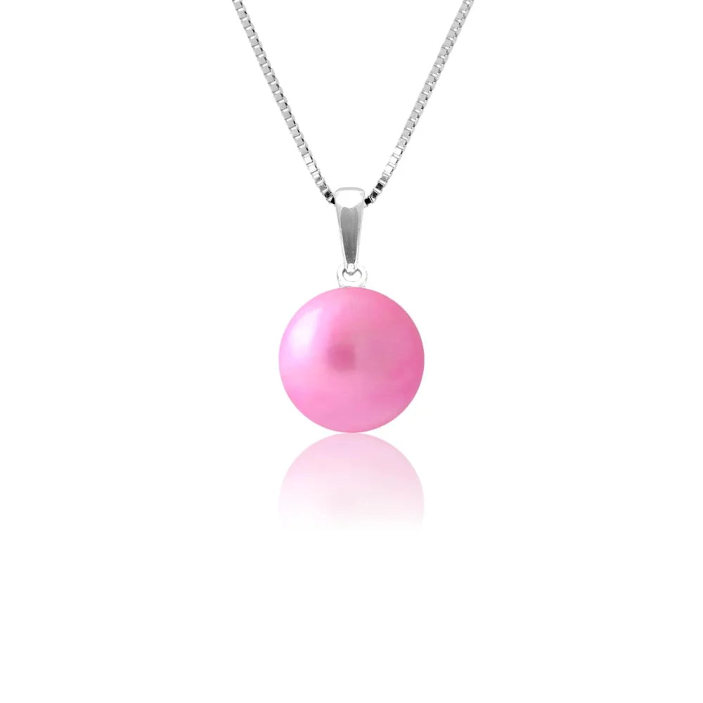 pendentif en forme de perle rose sur fond blanc