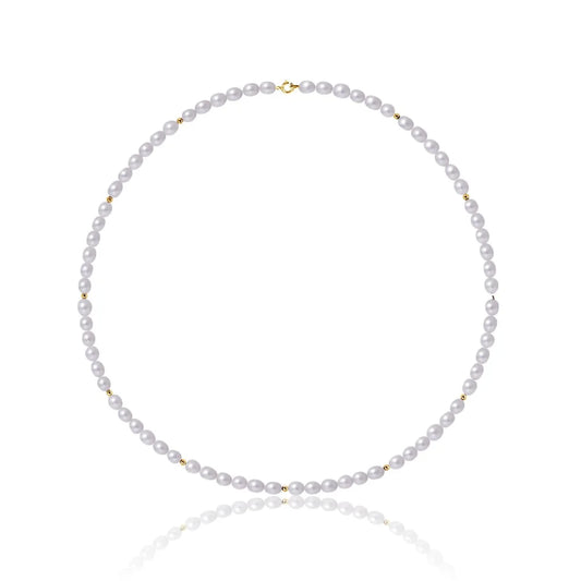 un collier de perles blanches avec fermoir en or