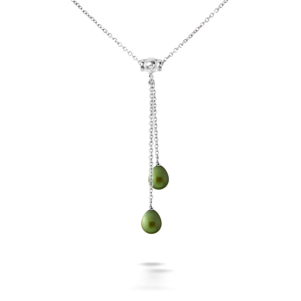 un pendentif en jade vert avec une chaîne