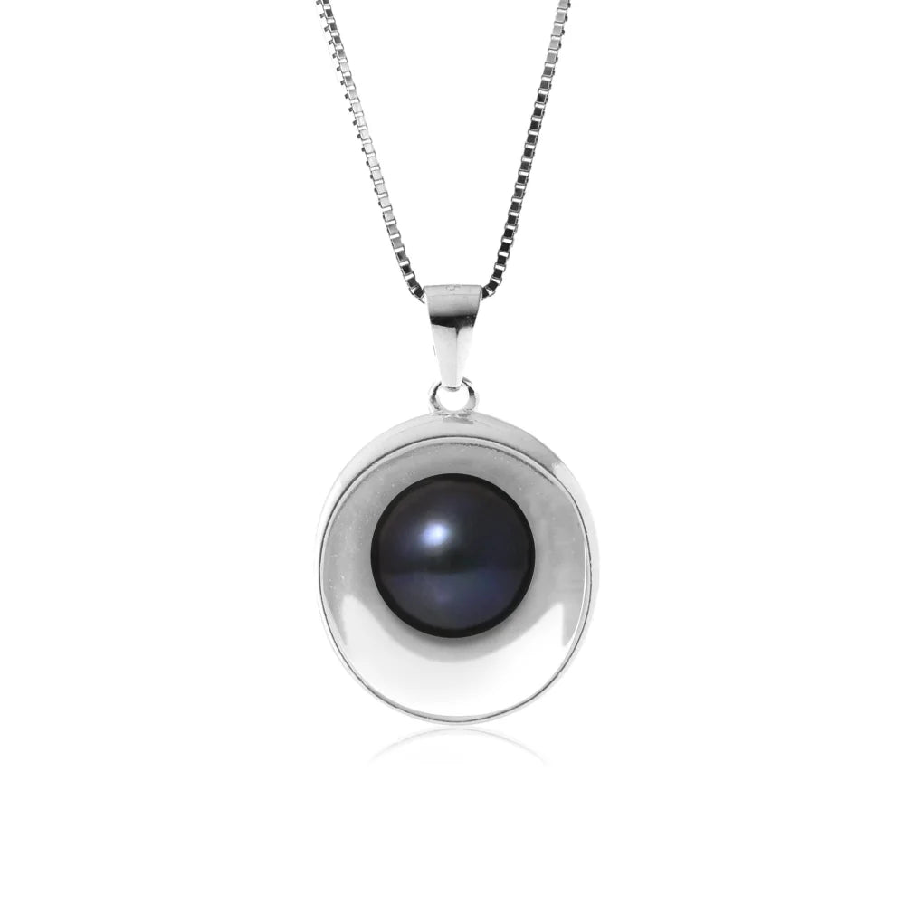 un pendentif en perle noire sur une chaîne