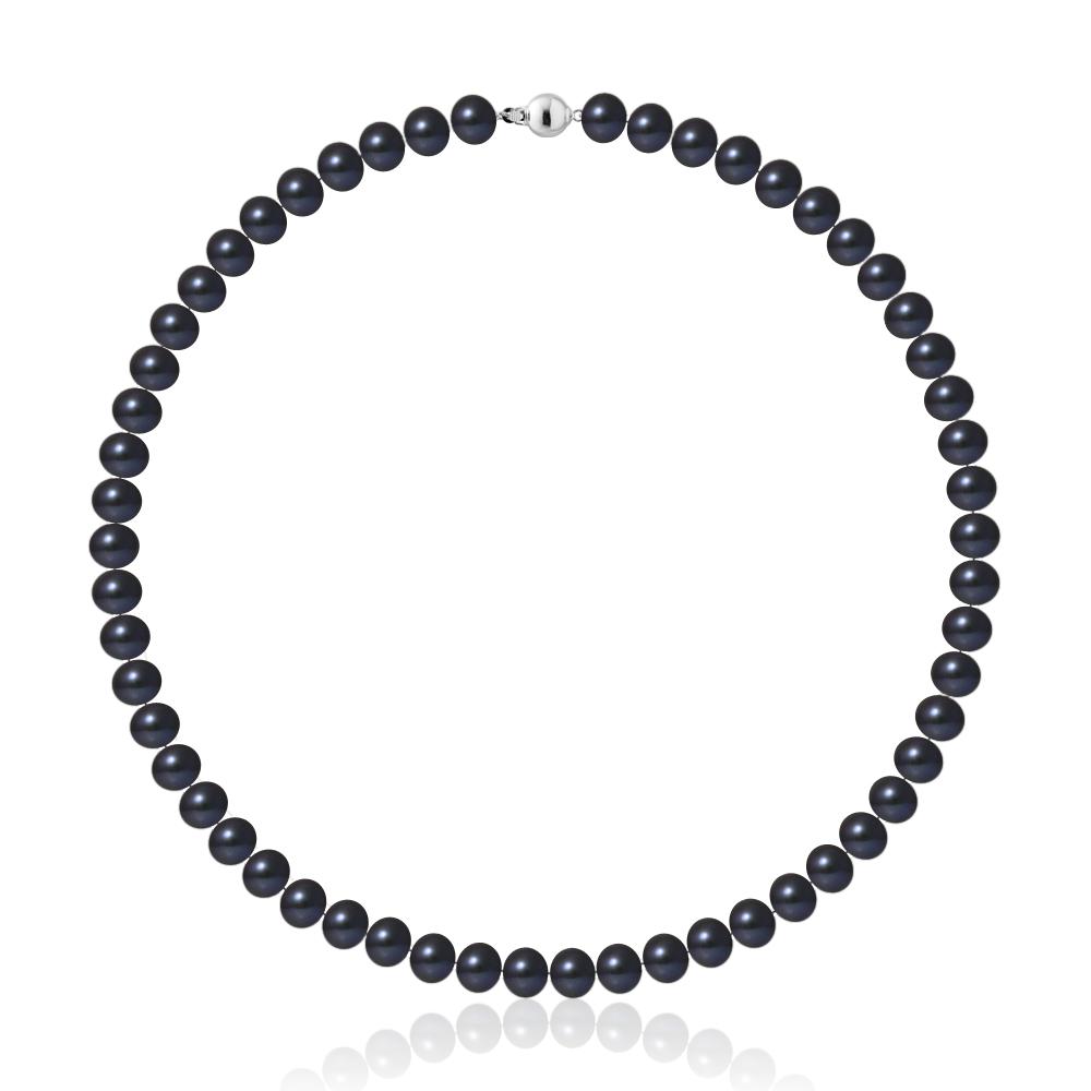 un collier de perles noires