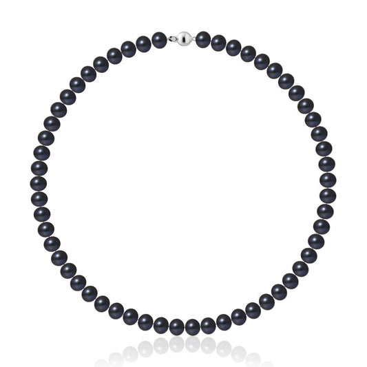 un collier de perles noires