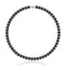 un collier de perles noires