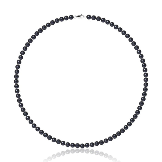 un collier de perles noires