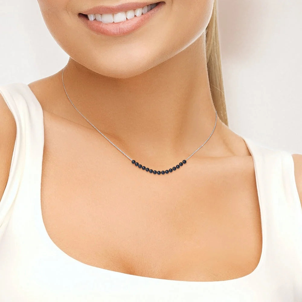 une femme portant un collier de diamants noirs
