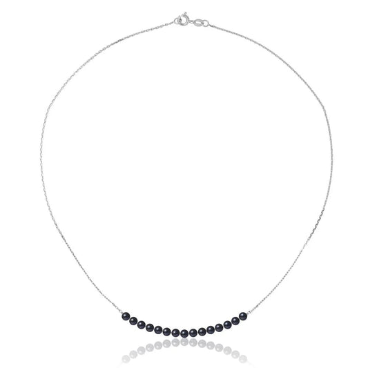 un collier de perles noires avec une chaîne en argent