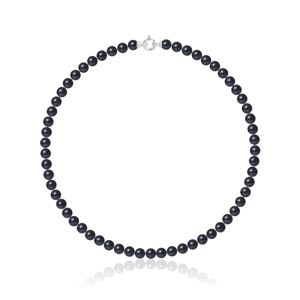 un collier de perles noires