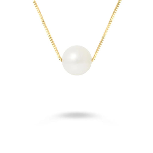 un collier de perles blanches avec une chaîne en or