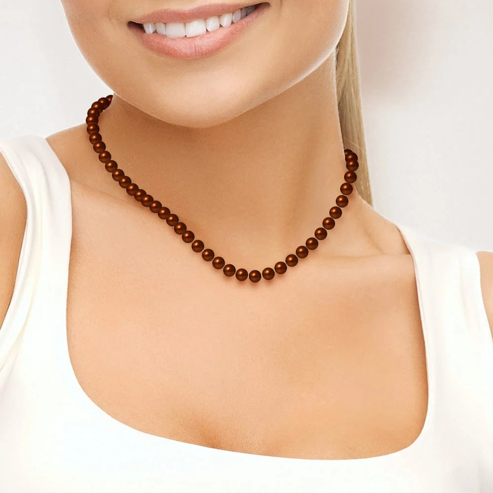une femme portant un collier de perles brunes