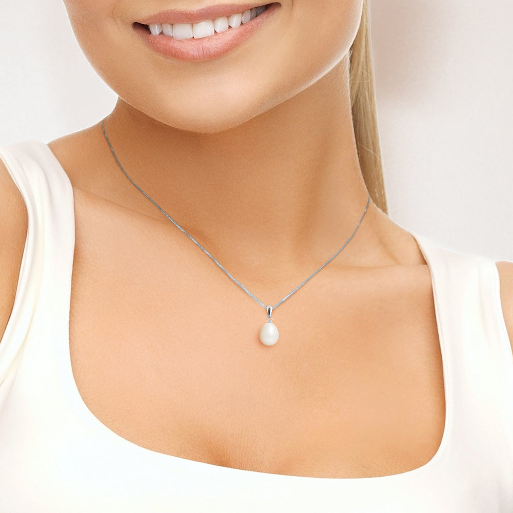 une femme portant un collier avec une perle