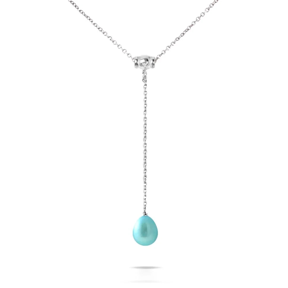 un collier avec une pierre turquoise est suspendu à une chaîne