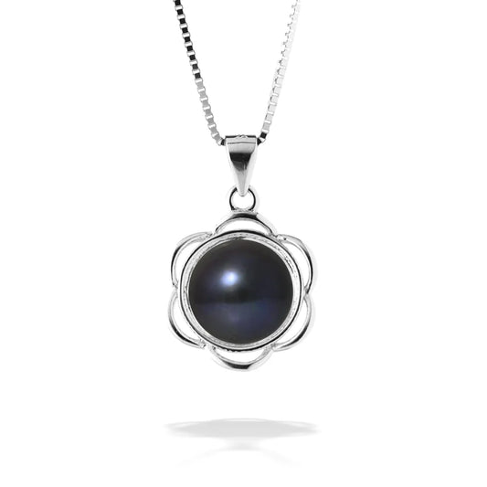 un pendentif en perle noire avec une chaîne en argent