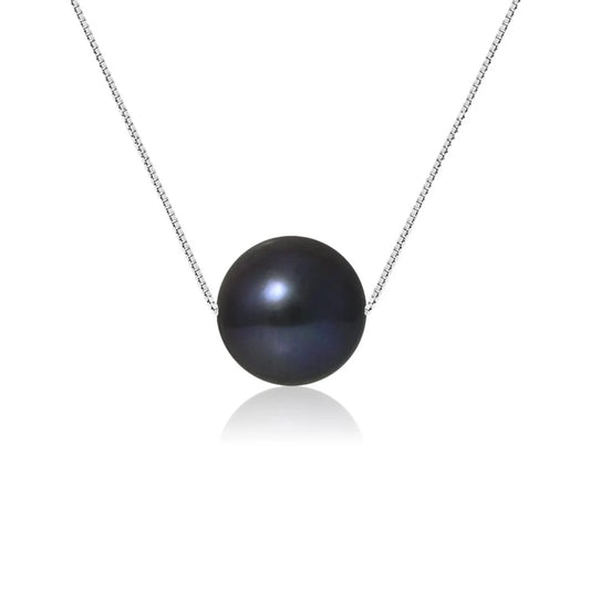 un collier de perles noires avec un diamant