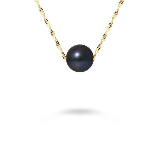 un collier de perles noires avec une chaîne en or