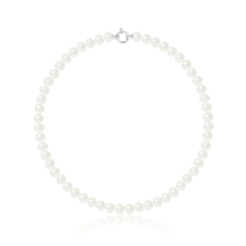 un collier de perles de culture blanches