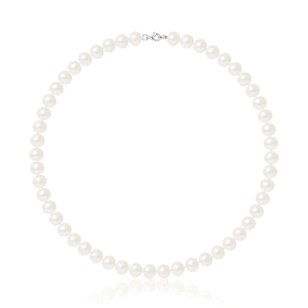 un collier de perles de culture blanches