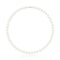 un collier de perles de culture blanches