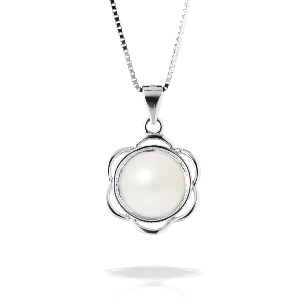 un pendentif en perle blanche avec une monture en argent