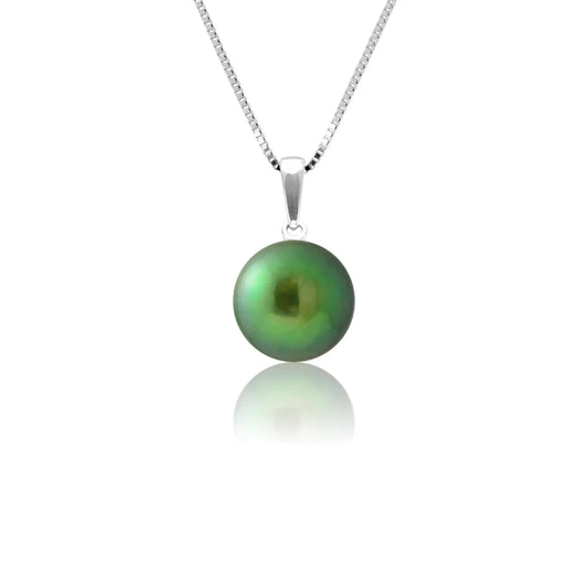 un pendentif en perle verte sur une chaîne en argent