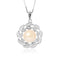 un pendentif en perles blanches et diamants