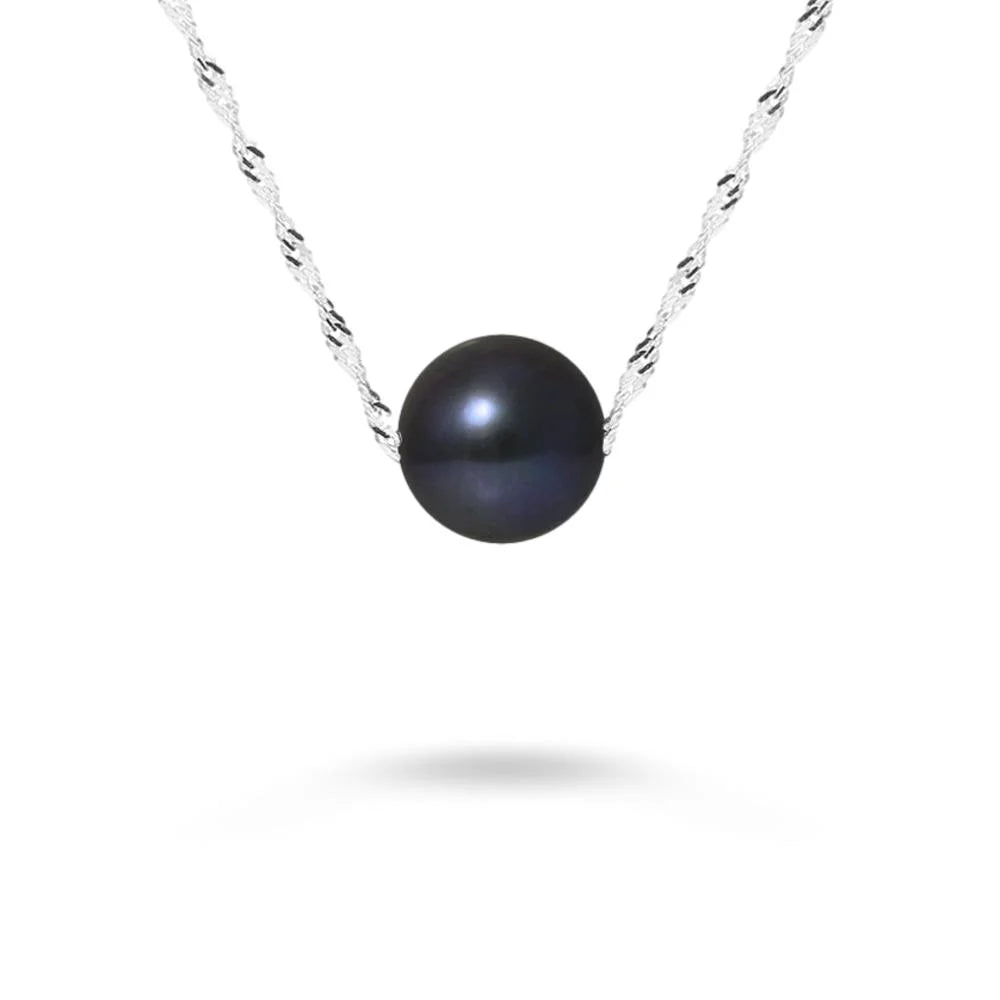 un collier de perles noires avec une chaîne en argent