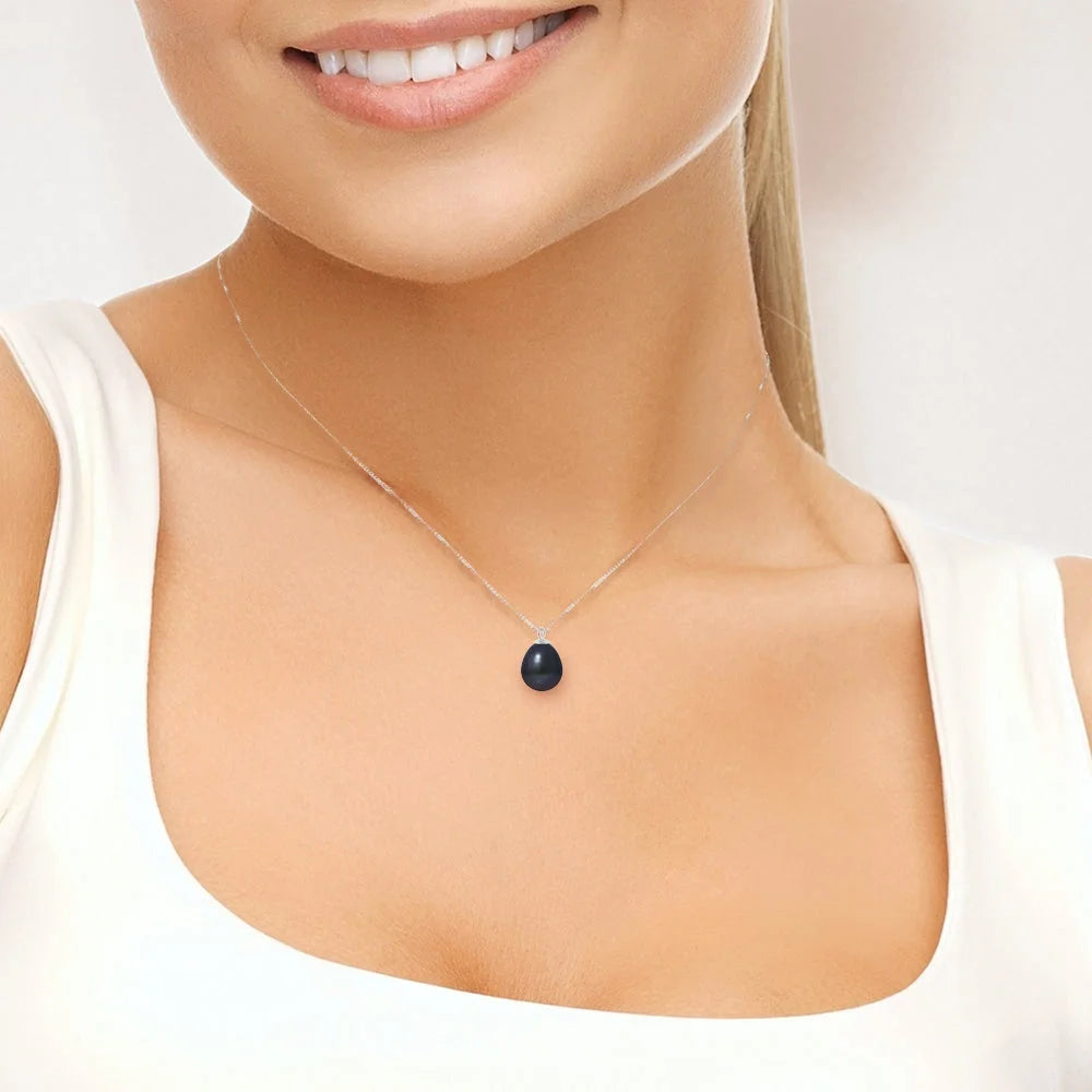 une femme portant un collier avec une pierre noire