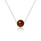 un collier de perles marron sur fond blanc