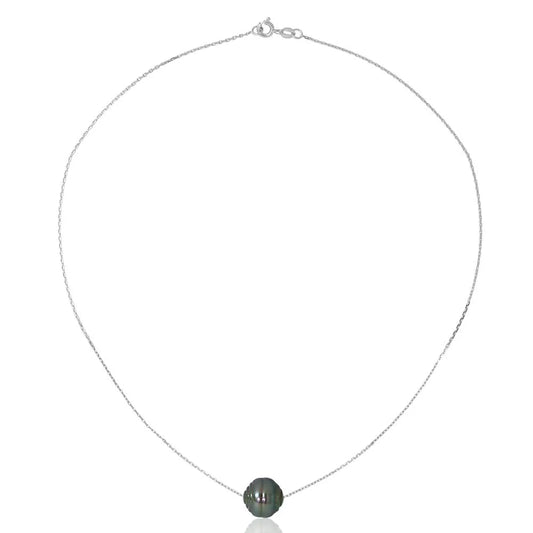 un collier avec une pierre verte sur une chaîne en argent