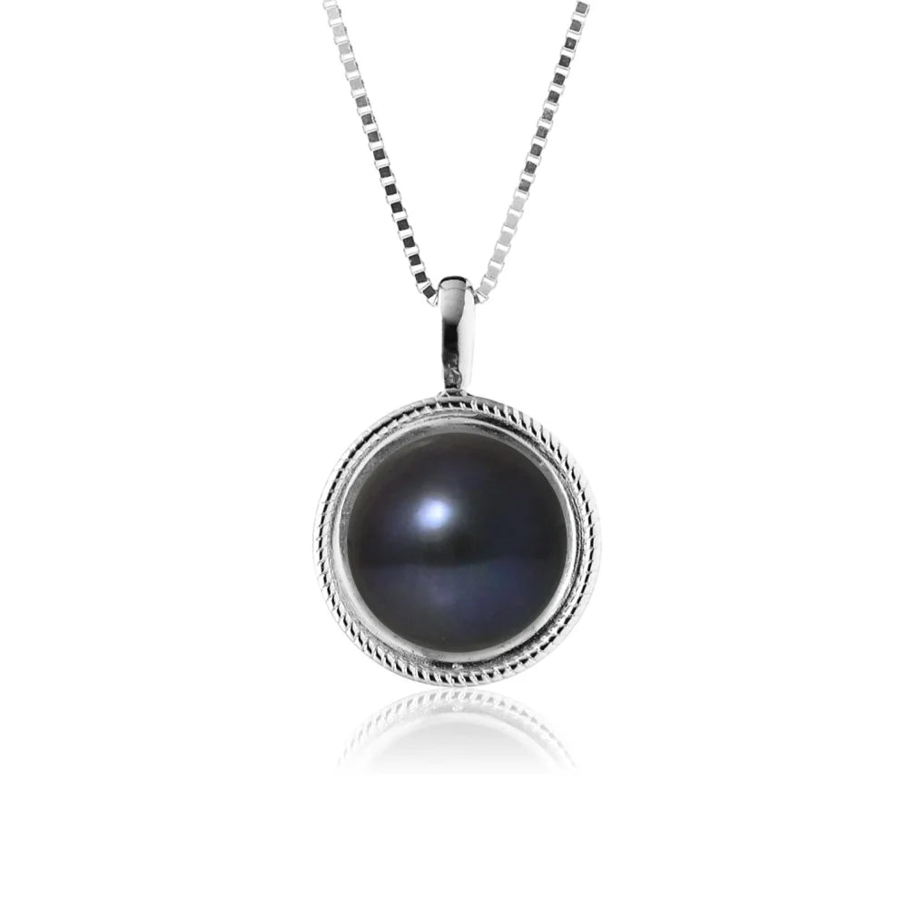 un pendentif en perle noire avec une chaîne en argent