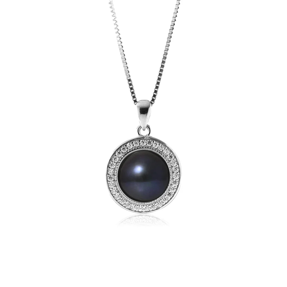 un pendentif en perles noires et diamants