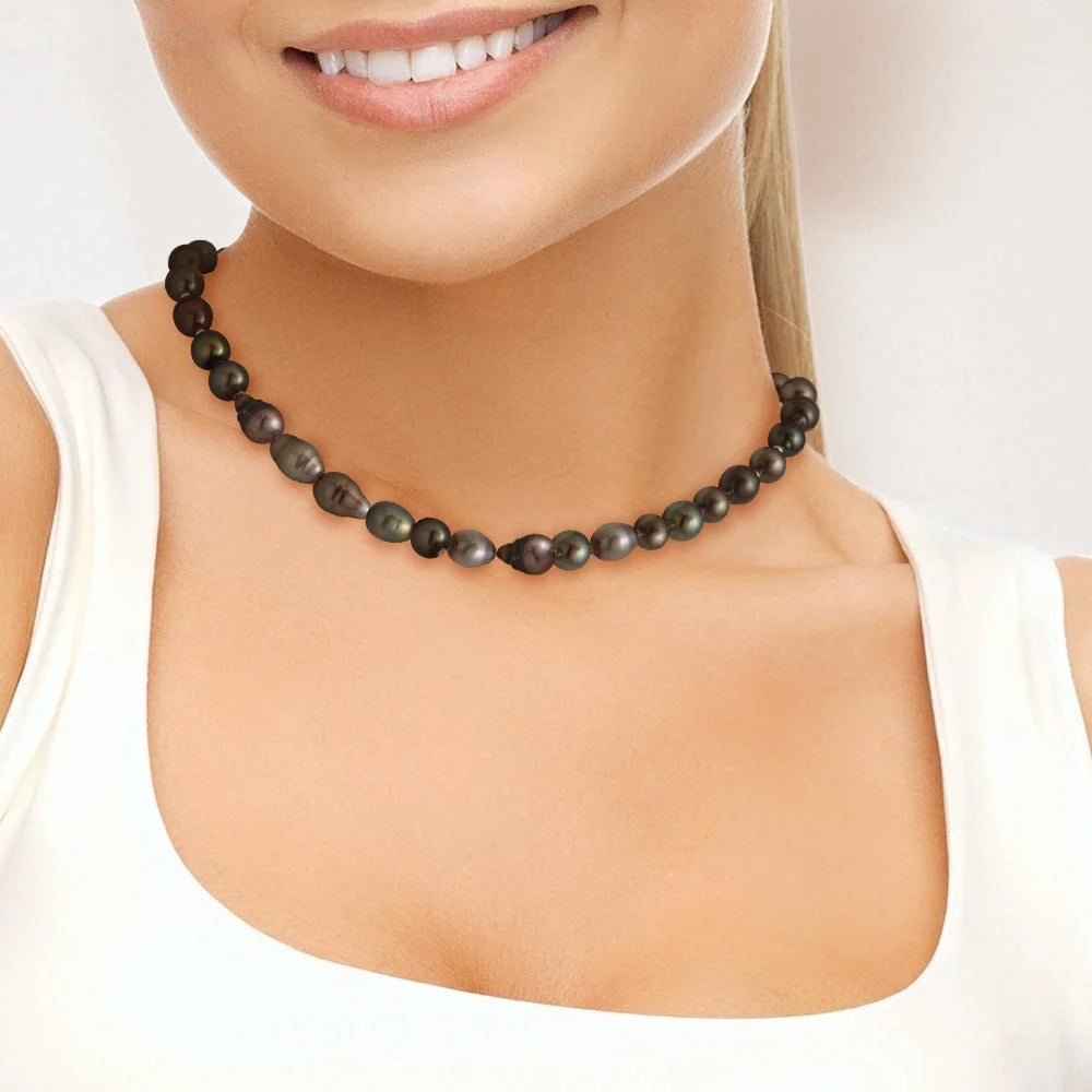 une femme portant un collier de perles noires