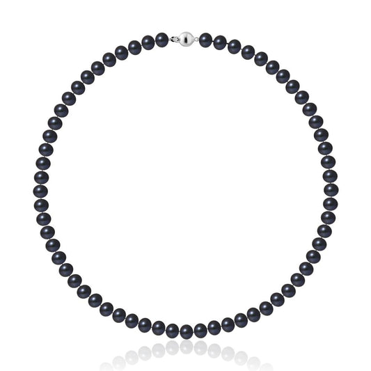 un collier de perles noires