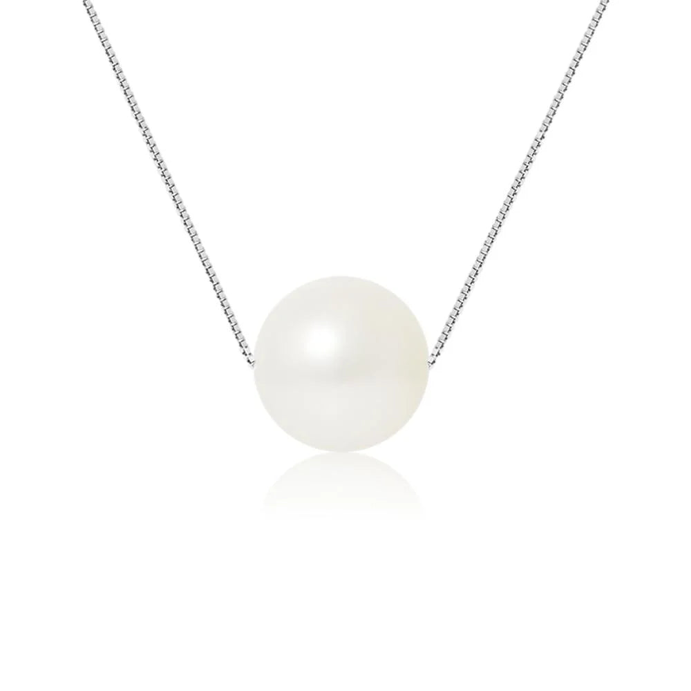 un collier de perles blanches rehaussé de diamants