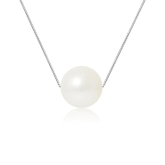 un collier de perles blanches rehaussé de diamants