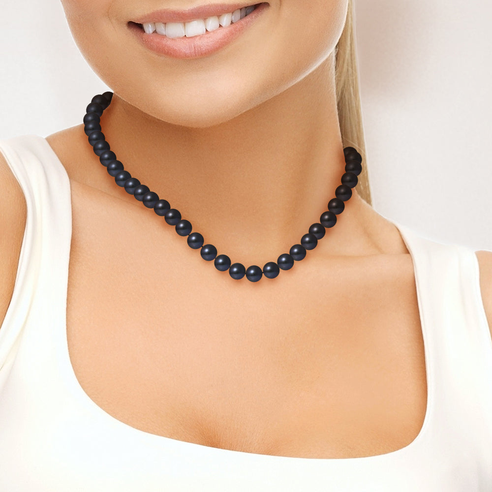 une femme portant un collier noir avec une perle bleue