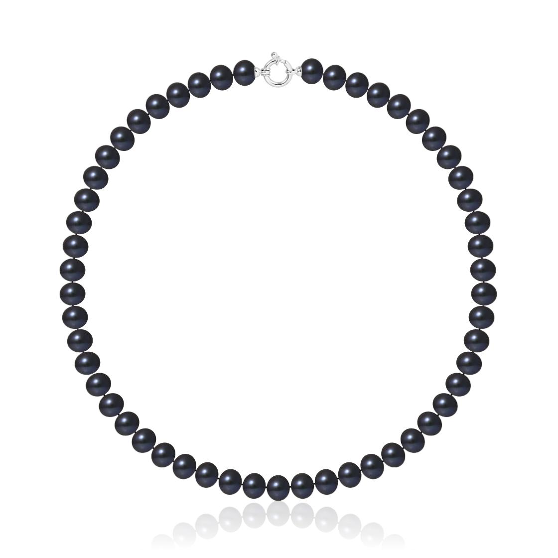 un collier de perles noires