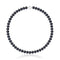 un collier de perles noires