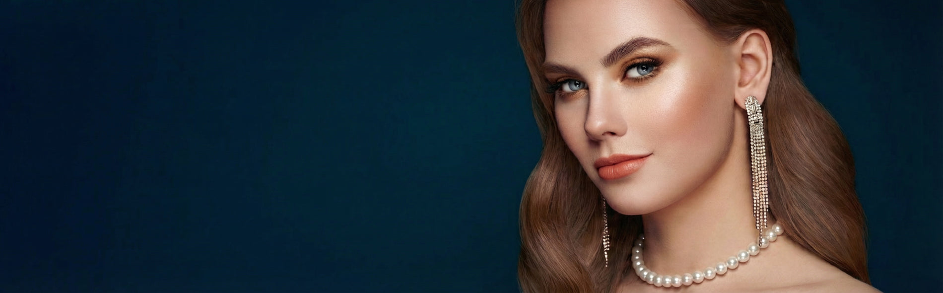 jolie femme en tenue de nouvel an avec un collier de perles