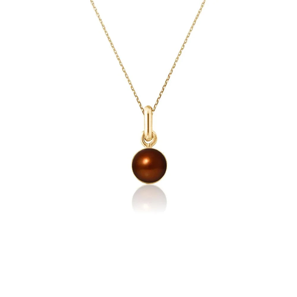 un collier en or avec une perle brune