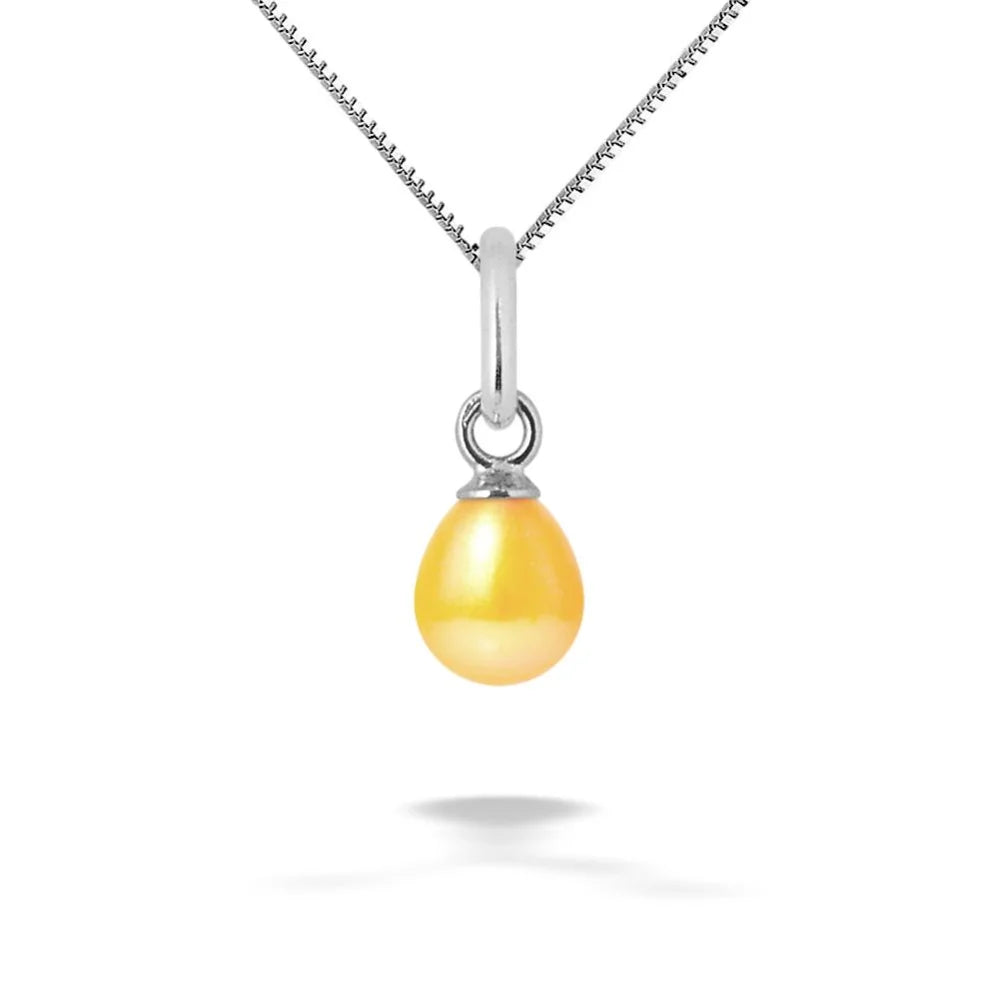 un pendentif en perle jaune sur une chaîne