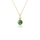 un pendentif en perle verte avec une chaîne en or